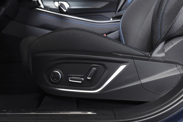 Lynk & Co 01 1.5 PHEV 261PK MY23 | Blackpakket | Donkere hemel | 360 Camera | 7.4 kWh boordlader | S/K-panodak | Adapt. Cruise | Memory | Elek. klep | LM 20" | 2285