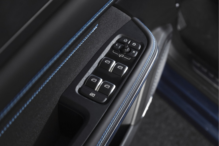 Lynk & Co 01 1.5 PHEV 261PK MY23 | Blackpakket | Donkere hemel | 360 Camera | 7.4 kWh boordlader | S/K-panodak | Adapt. Cruise | Memory | Elek. klep | LM 20" | 2285