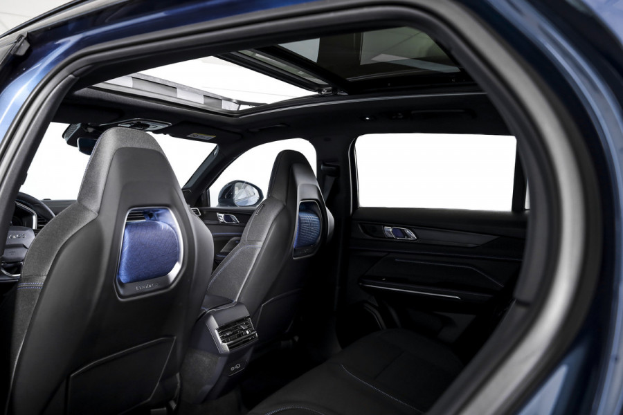 Lynk & Co 01 1.5 PHEV 261PK MY23 | Blackpakket | Donkere hemel | 360 Camera | 7.4 kWh boordlader | S/K-panodak | Adapt. Cruise | Memory | Elek. klep | LM 20" | 2285