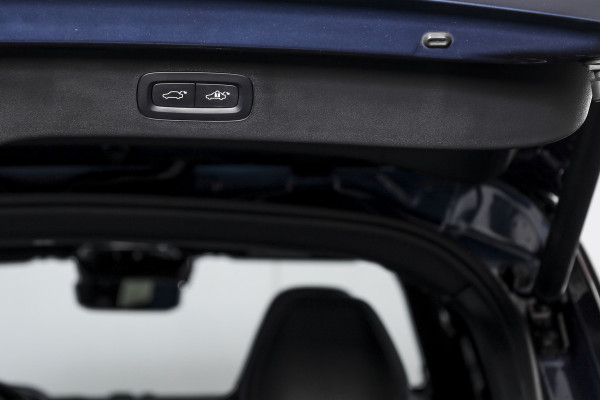 Lynk & Co 01 1.5 PHEV 261PK MY23 | Blackpakket | Donkere hemel | 360 Camera | 7.4 kWh boordlader | S/K-panodak | Adapt. Cruise | Memory | Elek. klep | LM 20" | 2285