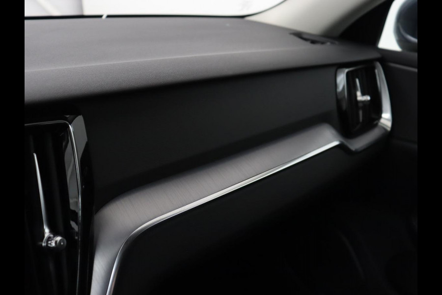 Volvo V60 2.0 T6 Plug-in hybrid AWD Core Bright | Trekhaak | Achterbankverwarming | Adaptive cruise | Carplay | Stoelverwarming | Climate control | Keyless | Parkeerhulp | PHEV | Plug In