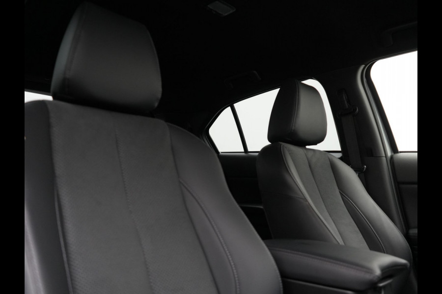 Mitsubishi Eclipse Cross 2.4 Black Edition Plug In Hybrid 188pk Dealer O.H. PHEV | Trekhaak Afn. | Adaptive Cruise | 360 Camera | Alcantara Sportstoelen & Stuur Verwarmd | Apple Carplay | Navigatie Via TomTom | Keyless | Blis | DAB |