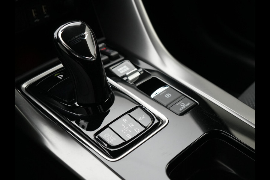 Mitsubishi Eclipse Cross 2.4 Black Edition Plug In Hybrid 188pk Dealer O.H. PHEV | Trekhaak Afn. | Adaptive Cruise | 360 Camera | Alcantara Sportstoelen & Stuur Verwarmd | Apple Carplay | Navigatie Via TomTom | Keyless | Blis | DAB |