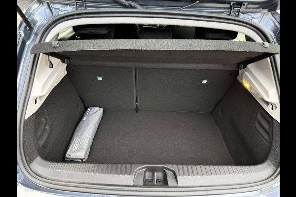 Renault Clio 1.6 E-Tech Hybrid 140 / Apple-Carplay - Android / ALL-Season / 1e Eigenaar / NED-Clio / PDC incl. weergave