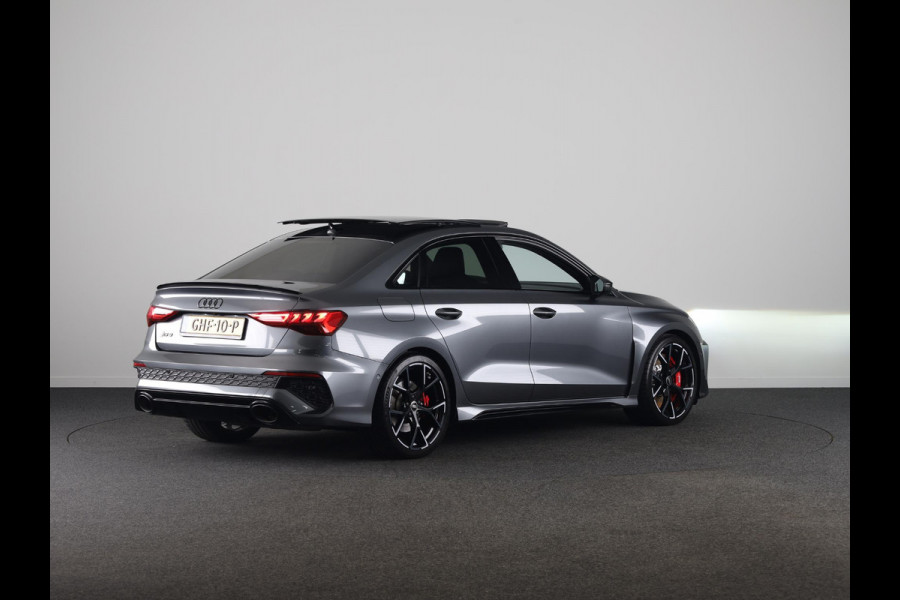 Audi RS 3 Limousine 2.5 TFSI quattro 400pk | Panoramadak | 3-spaaks sport afgevlakt stuurwiel | Adaptief onderstel | SONOS Premium 3D Audio