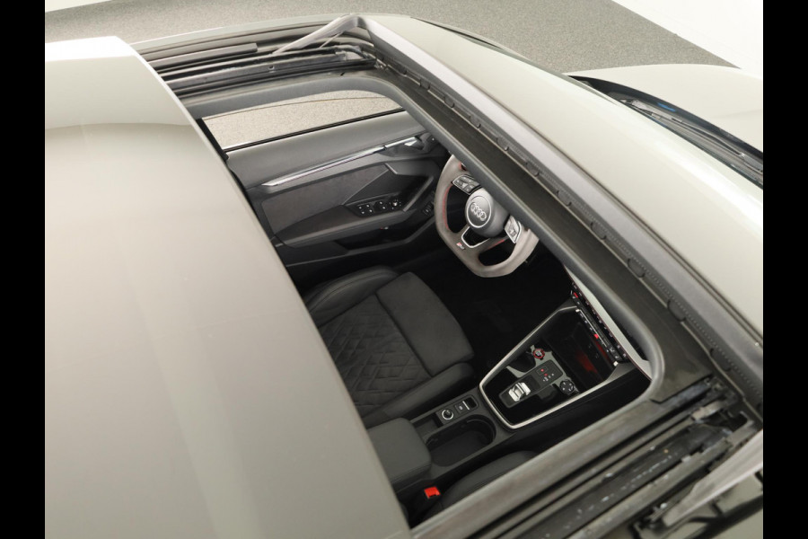 Audi RS 3 Limousine 2.5 TFSI quattro 400pk | Panoramadak | 3-spaaks sport afgevlakt stuurwiel | Adaptief onderstel | SONOS Premium 3D Audio