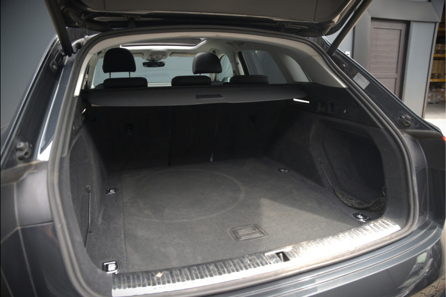 Audi e-tron 50 quattro Business edition Plus 71 kWh | Black Edition | Panoramadak | Camera | Memory Seats | Luchtvering | Adaptive Cruise Control | Keyless | Matrix LED | Leder | Stoelverwarming | NAP |