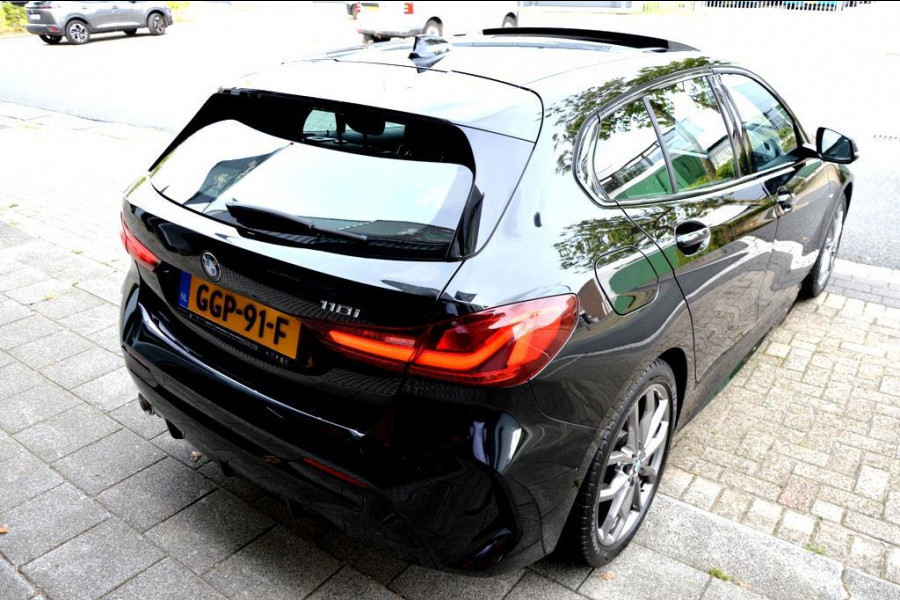 BMW 1-serie 118i High Executive M-Sport LMV18/CAM/NAVI/PANO