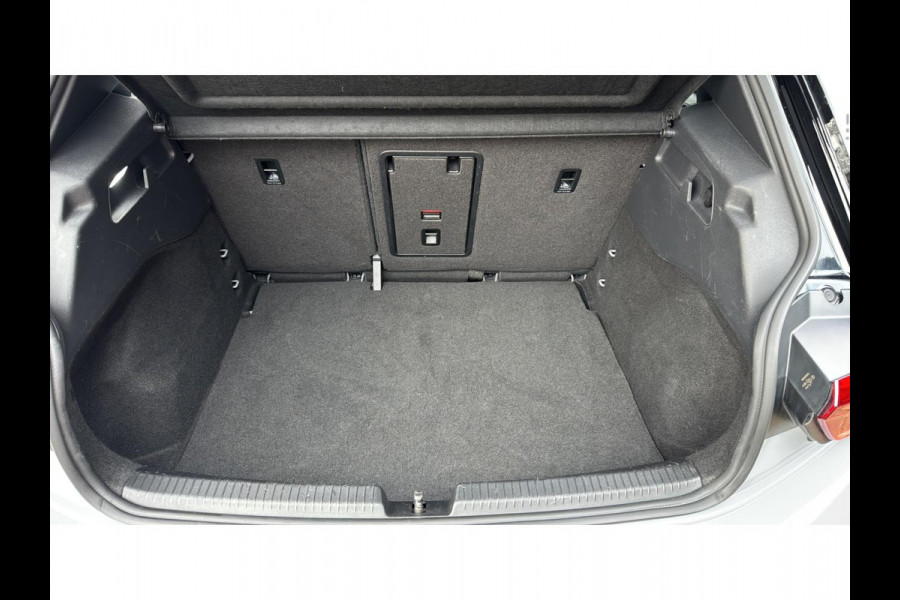 Volkswagen ID.3 First Plus SOH 92% TREKHAAK 19 " LM VELGEN ACHTERUITRIJCAMERA STOELVERWARMING