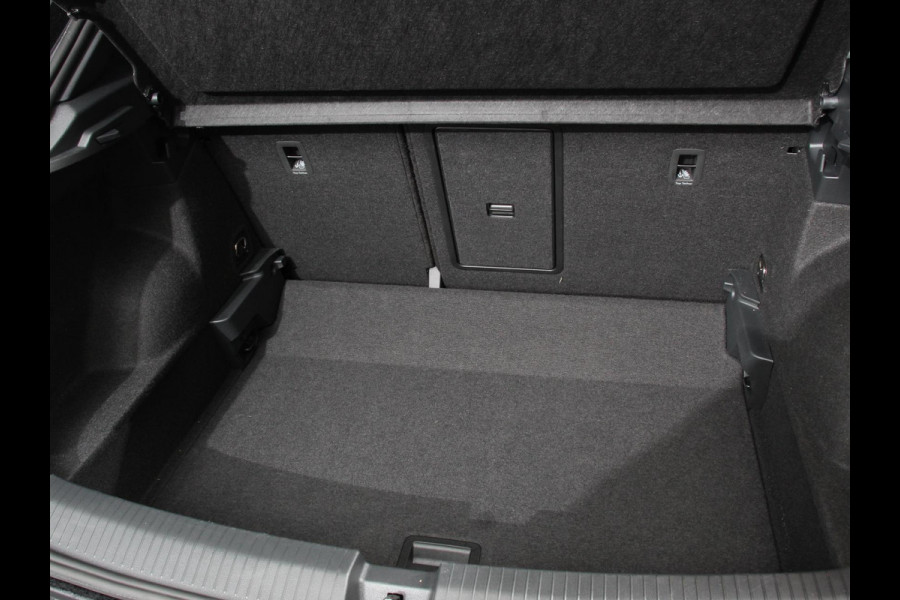 Volkswagen T-Roc 1.5 TSI R-Line+Blackpack | Panoramadak | Climate control | Adaptieve cruise control | LED | Navigatie | Achteruitrijcamera | Parkeersensoren | Apple Carplay/ Android Auto | Radio