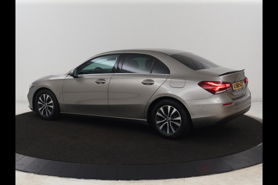 Mercedes-Benz A-Klasse 200 Business Solution | Stoelverwarming | Carplay | Half leder | Camera | Widescreen | Full LED | DAB | Park Assist | Cruise control | Bluetooth | Climate control