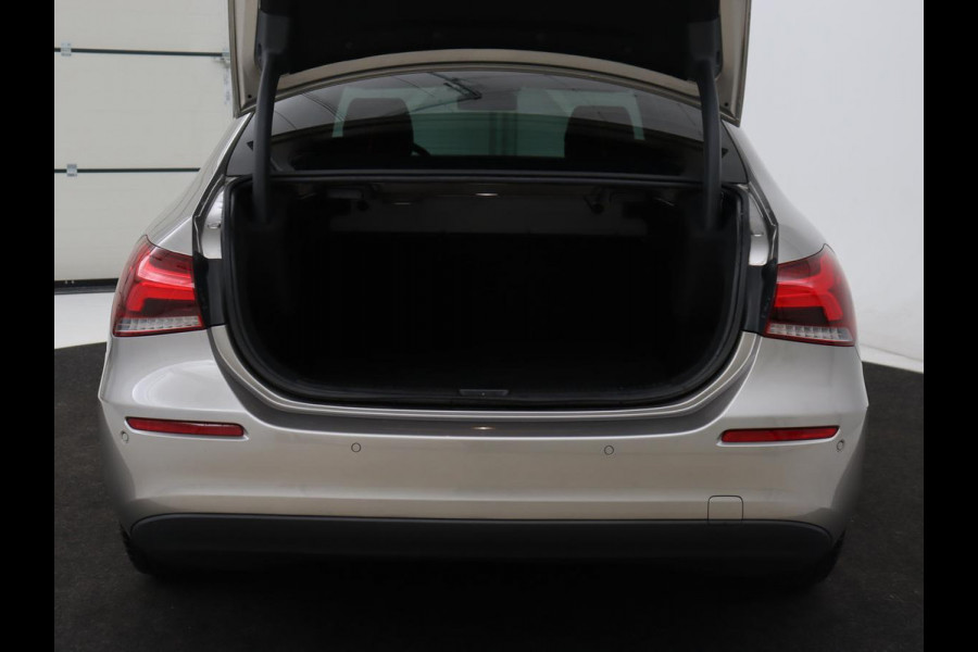 Mercedes-Benz A-Klasse 200 Business Solution | Stoelverwarming | Carplay | Half leder | Camera | Widescreen | Full LED | DAB | Park Assist | Cruise control | Bluetooth | Climate control