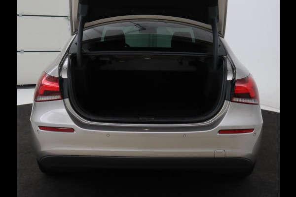 Mercedes-Benz A-Klasse 200 Business Solution | Stoelverwarming | Carplay | Half leder | Camera | Widescreen | Full LED | DAB | Park Assist | Cruise control | Bluetooth | Climate control