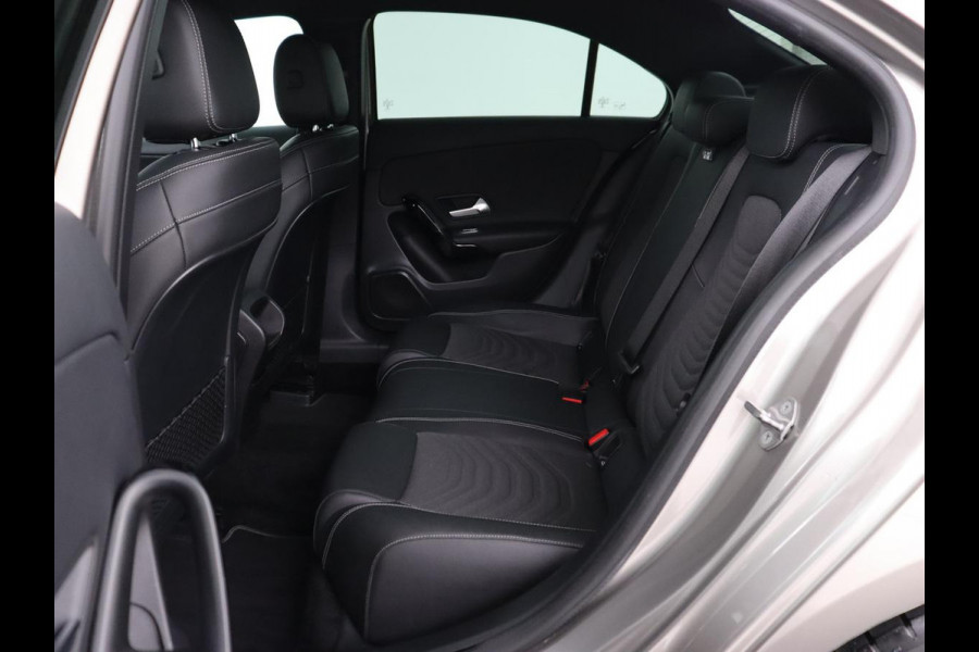 Mercedes-Benz A-Klasse 200 Business Solution | Stoelverwarming | Carplay | Half leder | Camera | Widescreen | Full LED | DAB | Park Assist | Cruise control | Bluetooth | Climate control