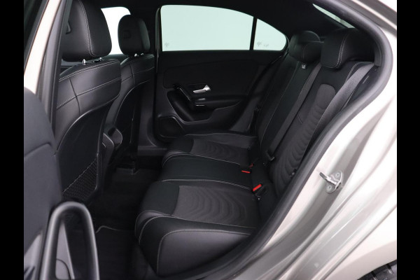 Mercedes-Benz A-Klasse 200 Business Solution | Stoelverwarming | Carplay | Half leder | Camera | Widescreen | Full LED | DAB | Park Assist | Cruise control | Bluetooth | Climate control