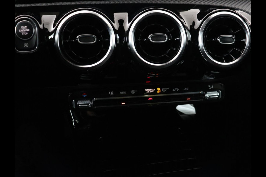 Mercedes-Benz A-Klasse 200 Business Solution | Stoelverwarming | Carplay | Half leder | Camera | Widescreen | Full LED | DAB | Park Assist | Cruise control | Bluetooth | Climate control