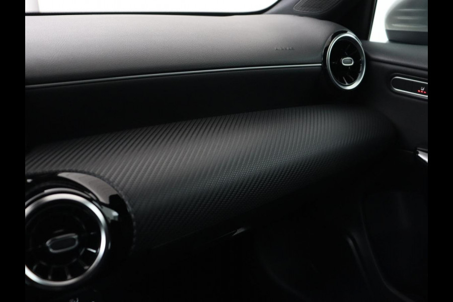 Mercedes-Benz A-Klasse 200 Business Solution | Stoelverwarming | Carplay | Half leder | Camera | Widescreen | Full LED | DAB | Park Assist | Cruise control | Bluetooth | Climate control