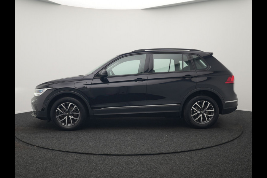 Volkswagen Tiguan 1.4 TSI eHybrid Life Plug In Hybrid 245pk Dealer O.H. PHEV | Trekhaak Af Fabriek | Adaptive Cruise | Sportstoelen & Stuur Verwarmd | Virtual | Keyless | Blis | Navigatie | DAB |