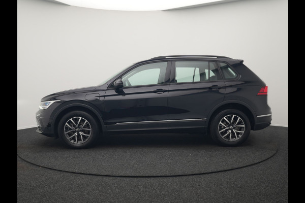Volkswagen Tiguan 1.4 TSI eHybrid Life Plug In Hybrid 245pk Dealer O.H. PHEV | Trekhaak Af Fabriek | Adaptive Cruise | Sportstoelen & Stuur Verwarmd | Virtual | Keyless | Blis | Navigatie | DAB |