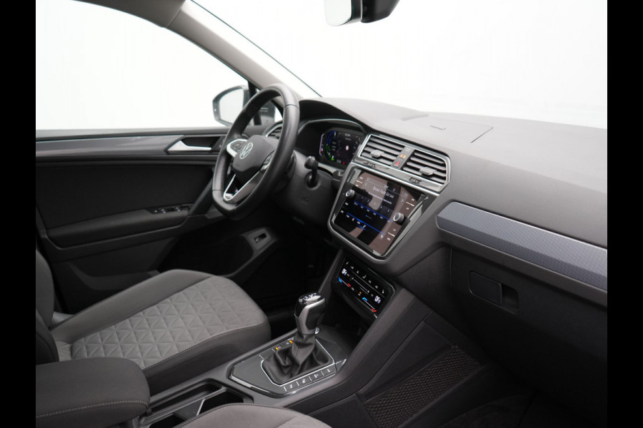 Volkswagen Tiguan 1.4 TSI eHybrid Life Plug In Hybrid 245pk Dealer O.H. PHEV | Trekhaak Af Fabriek | Adaptive Cruise | Sportstoelen & Stuur Verwarmd | Virtual | Keyless | Blis | Navigatie | DAB |