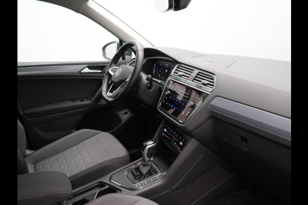 Volkswagen Tiguan 1.4 TSI eHybrid Life Plug In Hybrid 245pk Dealer O.H. PHEV | Trekhaak Af Fabriek | Adaptive Cruise | Sportstoelen & Stuur Verwarmd | Virtual | Keyless | Blis | Navigatie | DAB |