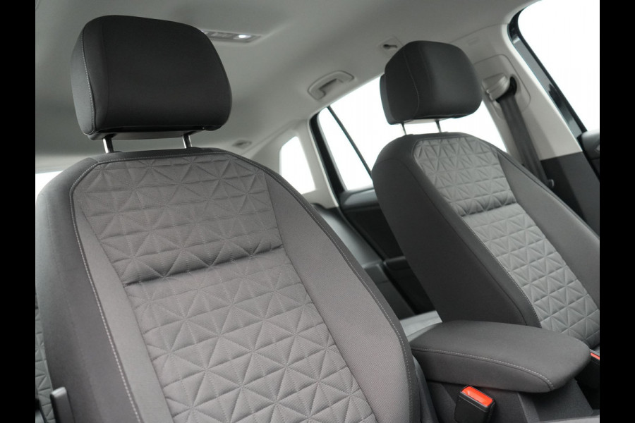 Volkswagen Tiguan 1.4 TSI eHybrid Life Plug In Hybrid 245pk Dealer O.H. PHEV | Trekhaak Af Fabriek | Adaptive Cruise | Sportstoelen & Stuur Verwarmd | Virtual | Keyless | Blis | Navigatie | DAB |