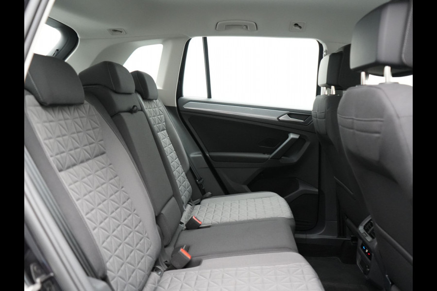 Volkswagen Tiguan 1.4 TSI eHybrid Life Plug In Hybrid 245pk Dealer O.H. PHEV | Trekhaak Af Fabriek | Adaptive Cruise | Sportstoelen & Stuur Verwarmd | Virtual | Keyless | Blis | Navigatie | DAB |