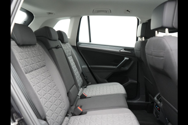 Volkswagen Tiguan 1.4 TSI eHybrid Life Plug In Hybrid 245pk Dealer O.H. PHEV | Trekhaak Af Fabriek | Adaptive Cruise | Sportstoelen & Stuur Verwarmd | Virtual | Keyless | Blis | Navigatie | DAB |