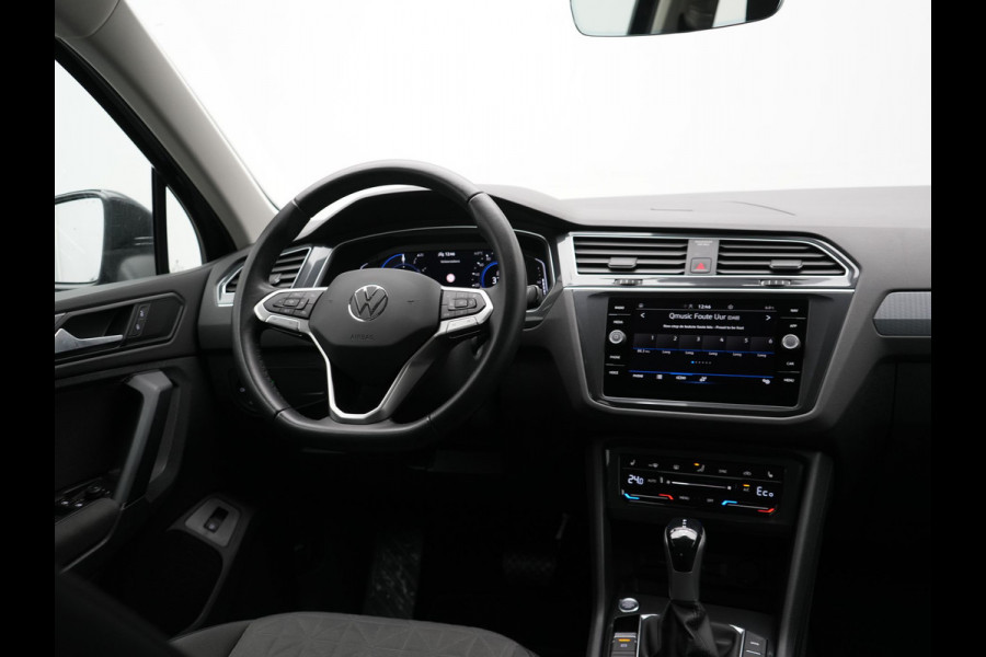 Volkswagen Tiguan 1.4 TSI eHybrid Life Plug In Hybrid 245pk Dealer O.H. PHEV | Trekhaak Af Fabriek | Adaptive Cruise | Sportstoelen & Stuur Verwarmd | Virtual | Keyless | Blis | Navigatie | DAB |