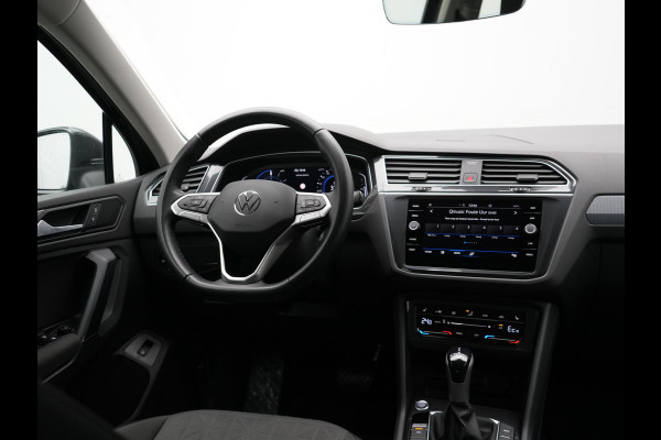 Volkswagen Tiguan 1.4 TSI eHybrid Life Plug In Hybrid 245pk Dealer O.H. PHEV | Trekhaak Af Fabriek | Adaptive Cruise | Sportstoelen & Stuur Verwarmd | Virtual | Keyless | Blis | Navigatie | DAB |