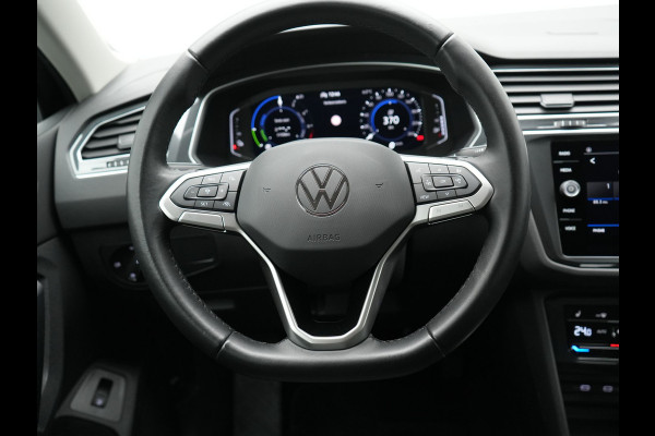 Volkswagen Tiguan 1.4 TSI eHybrid Life Plug In Hybrid 245pk Dealer O.H. PHEV | Trekhaak Af Fabriek | Adaptive Cruise | Sportstoelen & Stuur Verwarmd | Virtual | Keyless | Blis | Navigatie | DAB |