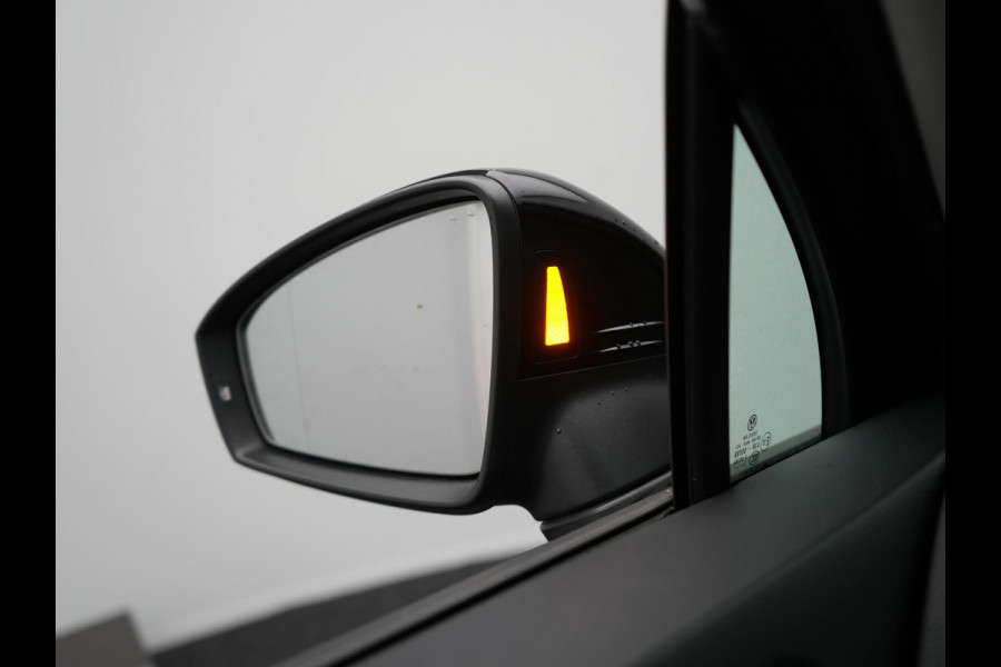 Volkswagen Tiguan 1.4 TSI eHybrid Life Plug In Hybrid 245pk Dealer O.H. PHEV | Trekhaak Af Fabriek | Adaptive Cruise | Sportstoelen & Stuur Verwarmd | Virtual | Keyless | Blis | Navigatie | DAB |