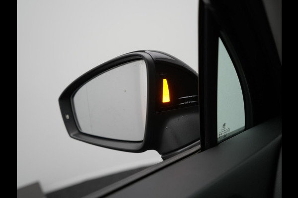 Volkswagen Tiguan 1.4 TSI eHybrid Life Plug In Hybrid 245pk Dealer O.H. PHEV | Trekhaak Af Fabriek | Adaptive Cruise | Sportstoelen & Stuur Verwarmd | Virtual | Keyless | Blis | Navigatie | DAB |