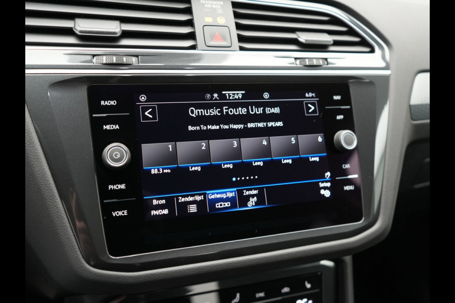 Volkswagen Tiguan 1.4 TSI eHybrid Life Plug In Hybrid 245pk Dealer O.H. PHEV | Trekhaak Af Fabriek | Adaptive Cruise | Sportstoelen & Stuur Verwarmd | Virtual | Keyless | Blis | Navigatie | DAB |