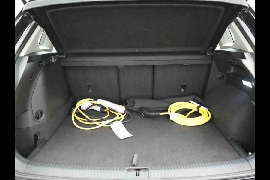 Volkswagen Tiguan 1.4 TSI eHybrid Life Plug In Hybrid 245pk Dealer O.H. PHEV | Trekhaak Af Fabriek | Adaptive Cruise | Sportstoelen & Stuur Verwarmd | Virtual | Keyless | Blis | Navigatie | DAB |