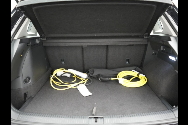 Volkswagen Tiguan 1.4 TSI eHybrid Life Plug In Hybrid 245pk Dealer O.H. PHEV | Trekhaak Af Fabriek | Adaptive Cruise | Sportstoelen & Stuur Verwarmd | Virtual | Keyless | Blis | Navigatie | DAB |