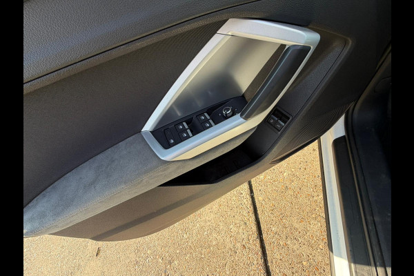 Audi Q3 45 TFSI e S edition / LED / TREKHAAK / NAVI / luxe stoelen enz..