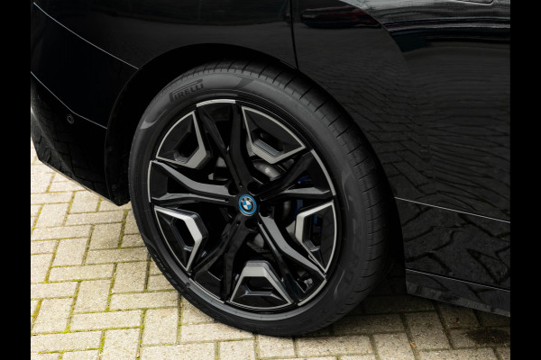 BMW iX xDrive50 - Sportpakket - Pano - Driving Ass Prof - Harman Kardon - 112 kWh