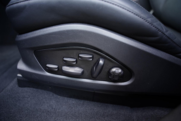 Porsche Macan Turbo 100 kWh / Passenger Display / Panoramadak / 2 D.Km