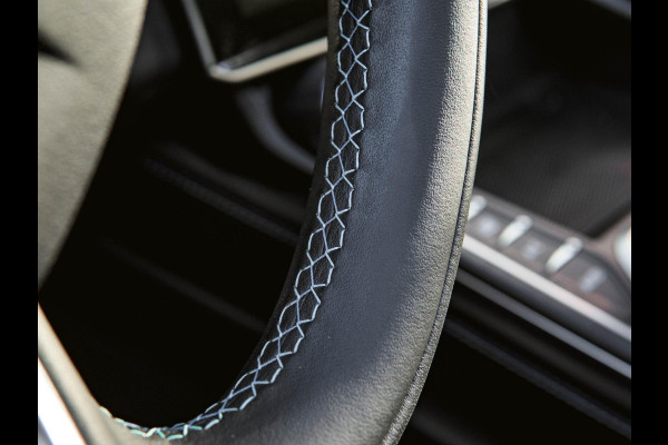 Lynk & Co 01 1.5 Black Edition Panoramadak|360° Camera|ACC|Stoelverwarming|Navi|Carplay