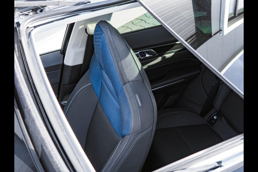 Lynk & Co 01 1.5 Black Edition Panoramadak|360° Camera|ACC|Stoelverwarming|Navi|Carplay