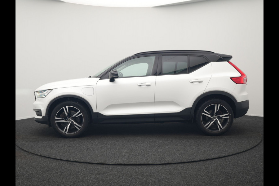 Volvo XC40 T5 Recharge R-Design Plug In Hybrid 263pk Dealer O.H. PHEV | Adaptive Cruise | Camera | Lederen Sportstoelen Memory & Verwarmd | Apple Carplay | Stuur Verwarmd | 19"L.M | Virtual | Blis | Navigatie | DAB |