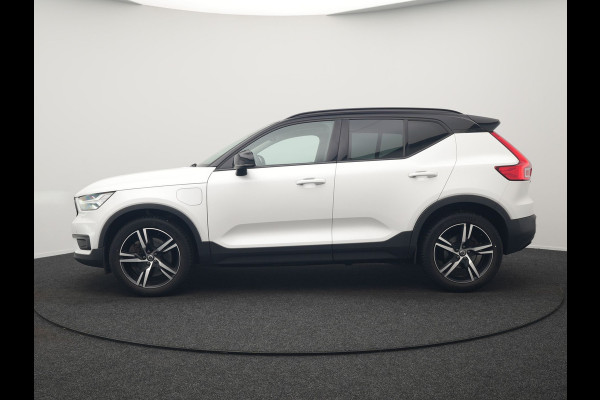 Volvo XC40 T5 Recharge R-Design Plug In Hybrid 263pk Dealer O.H. PHEV | Adaptive Cruise | Camera | Lederen Sportstoelen Memory & Verwarmd | Apple Carplay | Stuur Verwarmd | 19"L.M | Virtual | Blis | Navigatie | DAB |