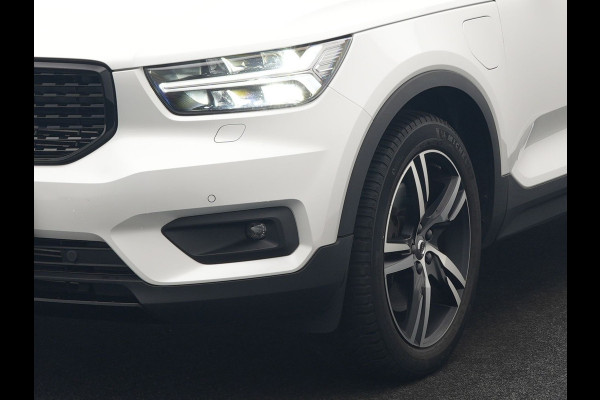 Volvo XC40 T5 Recharge R-Design Plug In Hybrid 263pk Dealer O.H. PHEV | Adaptive Cruise | Camera | Lederen Sportstoelen Memory & Verwarmd | Apple Carplay | Stuur Verwarmd | 19"L.M | Virtual | Blis | Navigatie | DAB |