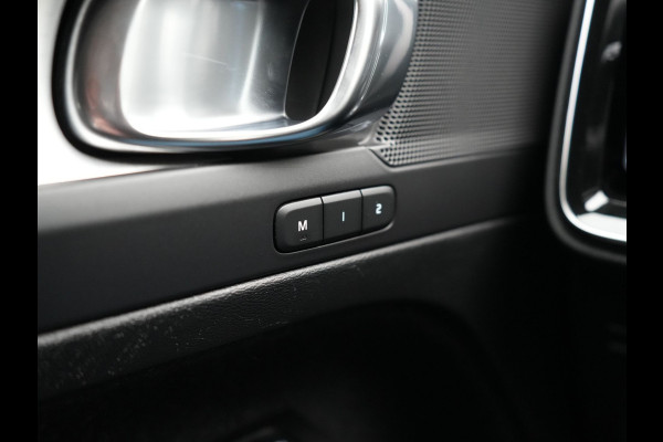 Volvo XC40 T5 Recharge R-Design Plug In Hybrid 263pk Dealer O.H. PHEV | Adaptive Cruise | Camera | Lederen Sportstoelen Memory & Verwarmd | Apple Carplay | Stuur Verwarmd | 19"L.M | Virtual | Blis | Navigatie | DAB |