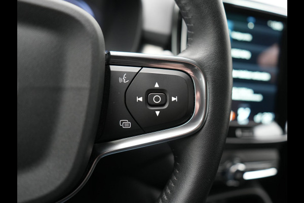 Volvo XC40 T5 Recharge R-Design Plug In Hybrid 263pk Dealer O.H. PHEV | Adaptive Cruise | Camera | Lederen Sportstoelen Memory & Verwarmd | Apple Carplay | Stuur Verwarmd | 19"L.M | Virtual | Blis | Navigatie | DAB |