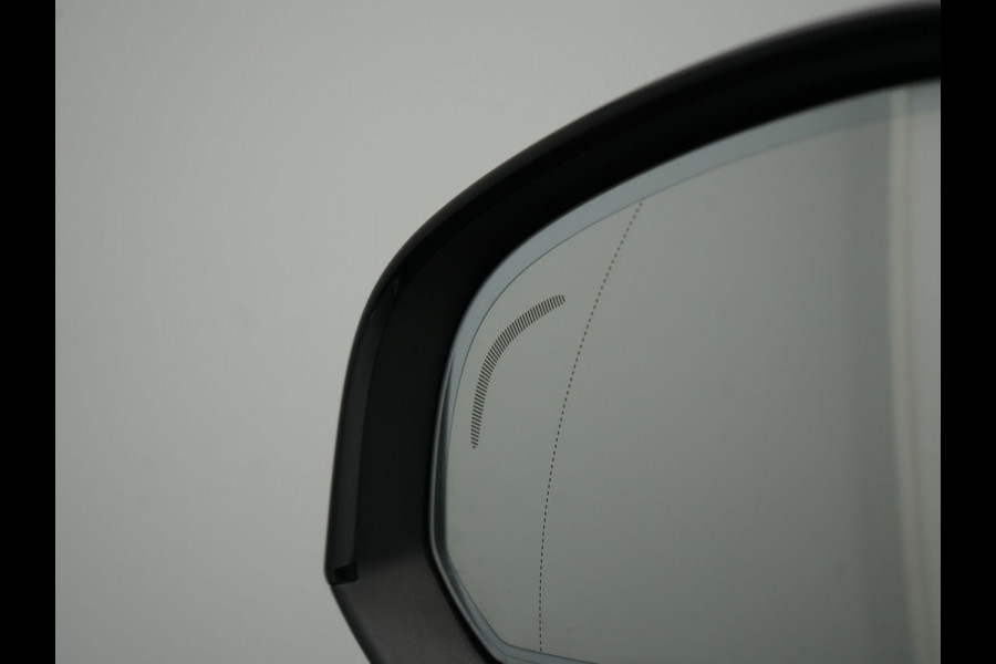 Volvo XC40 T5 Recharge R-Design Plug In Hybrid 263pk Dealer O.H. PHEV | Adaptive Cruise | Camera | Lederen Sportstoelen Memory & Verwarmd | Apple Carplay | Stuur Verwarmd | 19"L.M | Virtual | Blis | Navigatie | DAB |