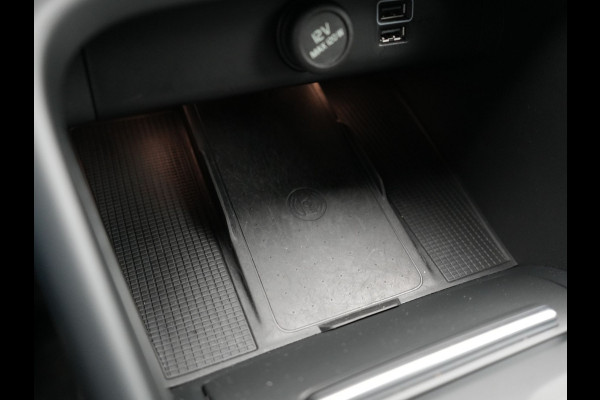 Volvo XC40 T5 Recharge R-Design Plug In Hybrid 263pk Dealer O.H. PHEV | Adaptive Cruise | Camera | Lederen Sportstoelen Memory & Verwarmd | Apple Carplay | Stuur Verwarmd | 19"L.M | Virtual | Blis | Navigatie | DAB |