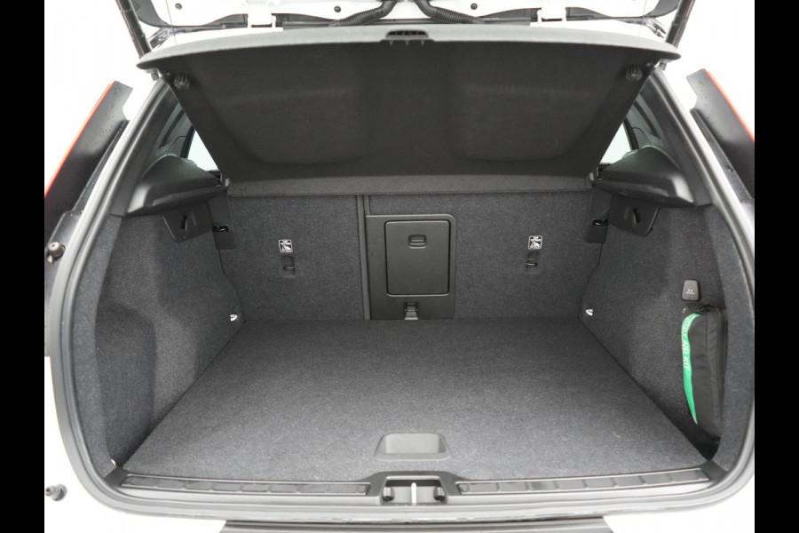 Volvo XC40 T5 Recharge R-Design Plug In Hybrid 263pk Dealer O.H. PHEV | Adaptive Cruise | Camera | Lederen Sportstoelen Memory & Verwarmd | Apple Carplay | Stuur Verwarmd | 19"L.M | Virtual | Blis | Navigatie | DAB |