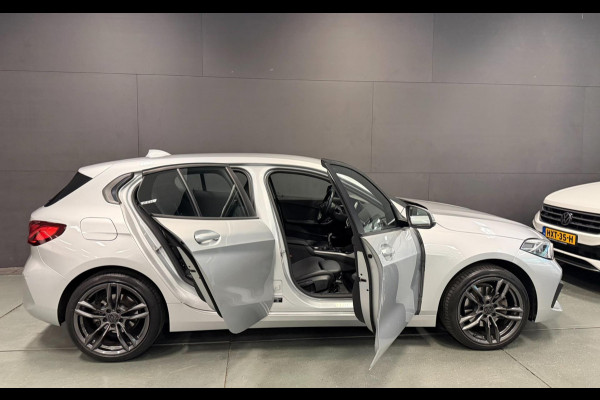 BMW 1-serie 118i Executive Edition V-COCKPIT/NAVI/LED/CARPLAY/ECC/PDC/CRUISE///